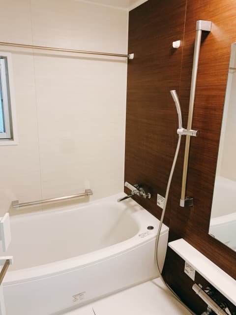 掃除用具を手にした作業風景