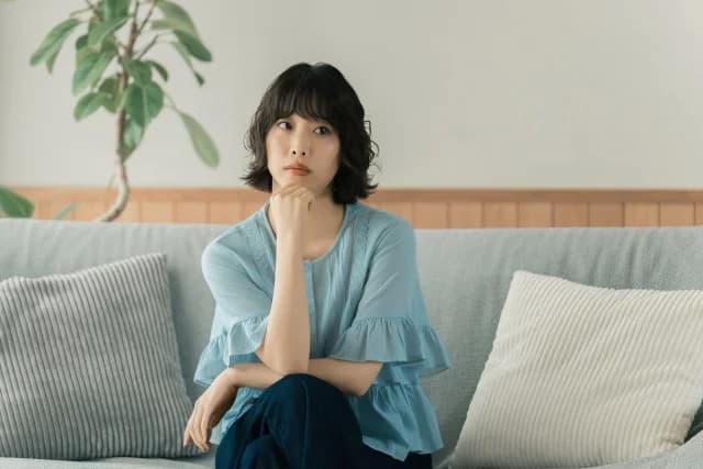 家事や仕事に追われ、ひと息つく女性